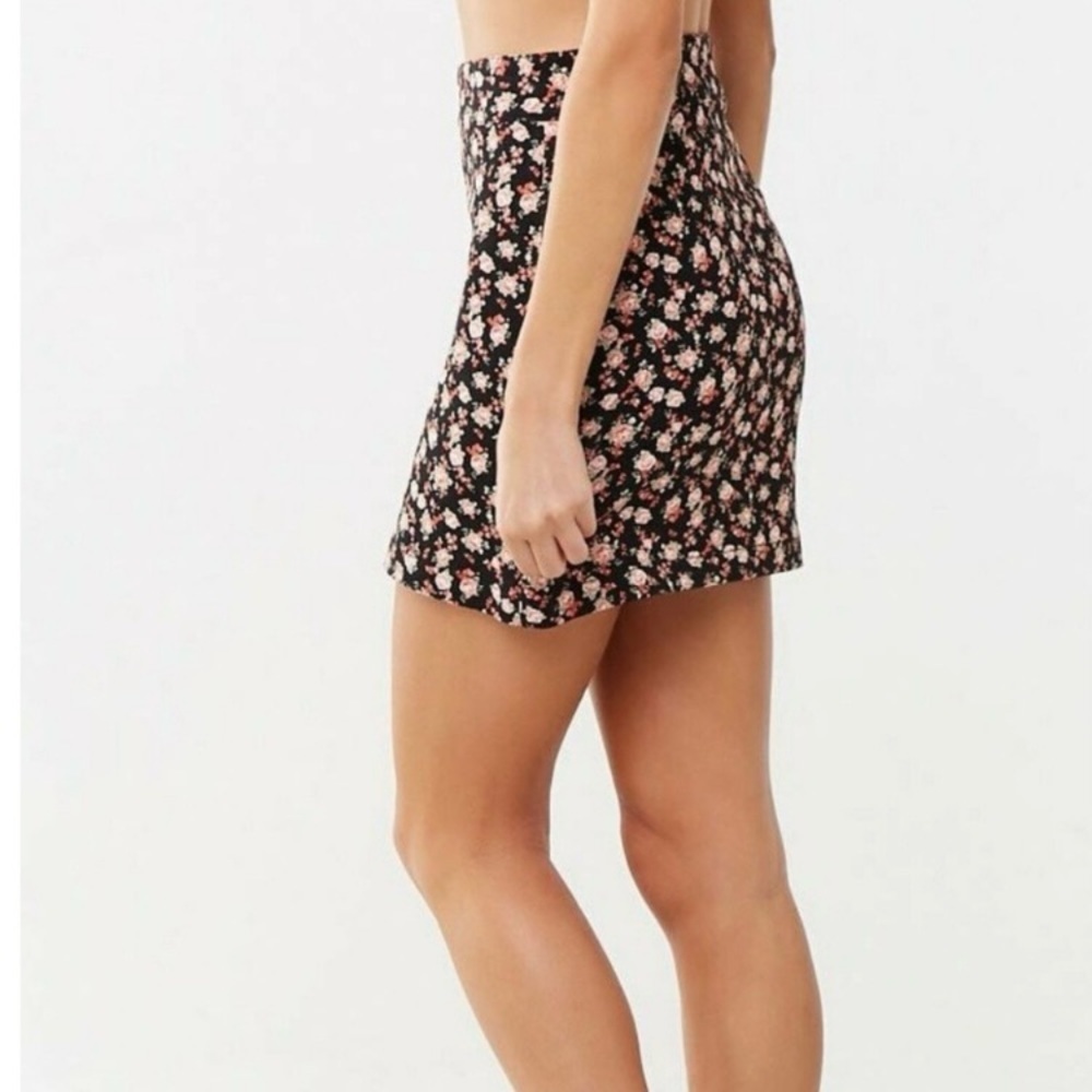 Forever 21 Floral/Rose full zip denim mini skirt, size medium NWT - Picture 4 of 9